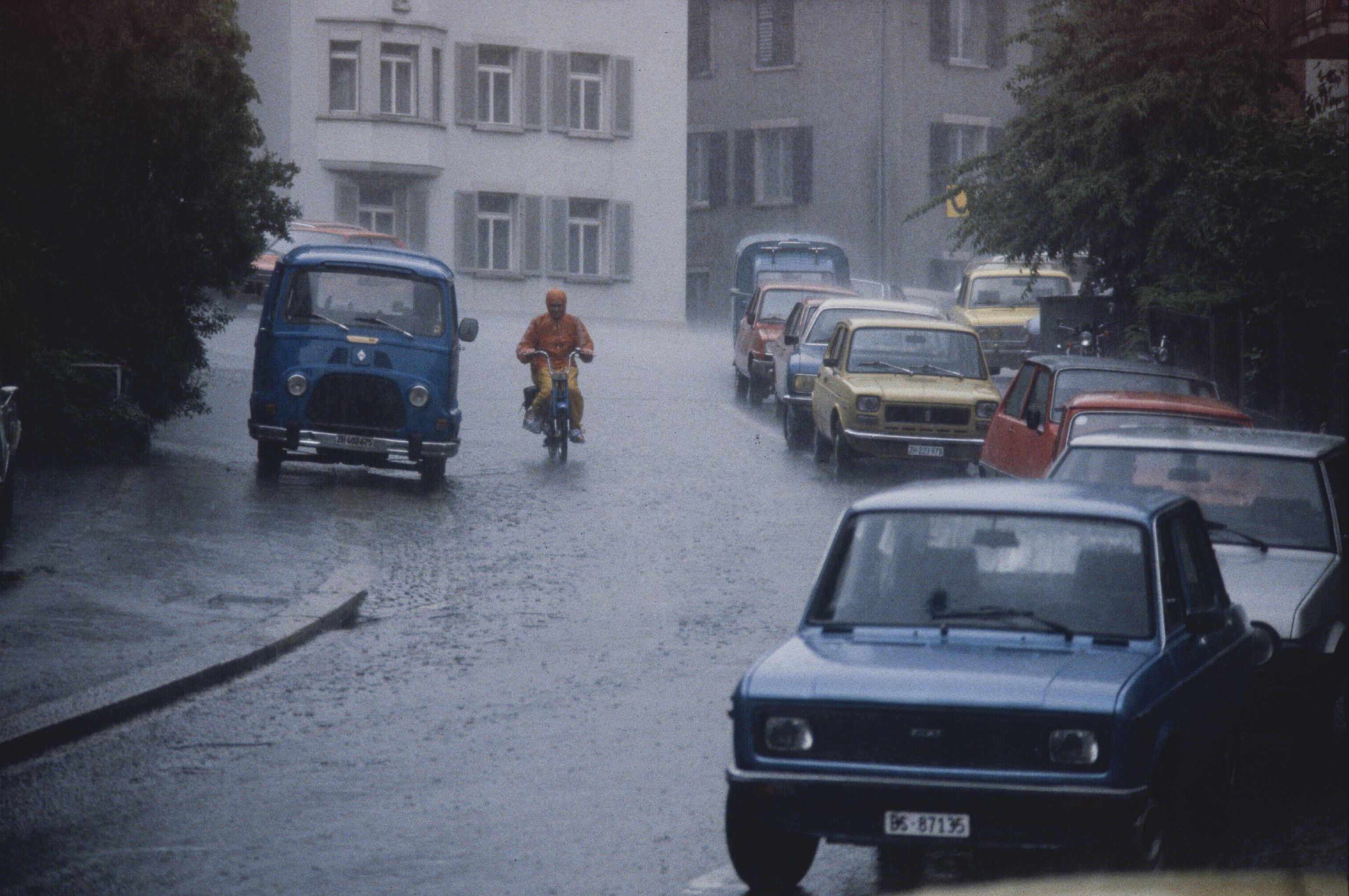 Zürch, Turnerstrasse, Autofahren bei Regen und Hagel