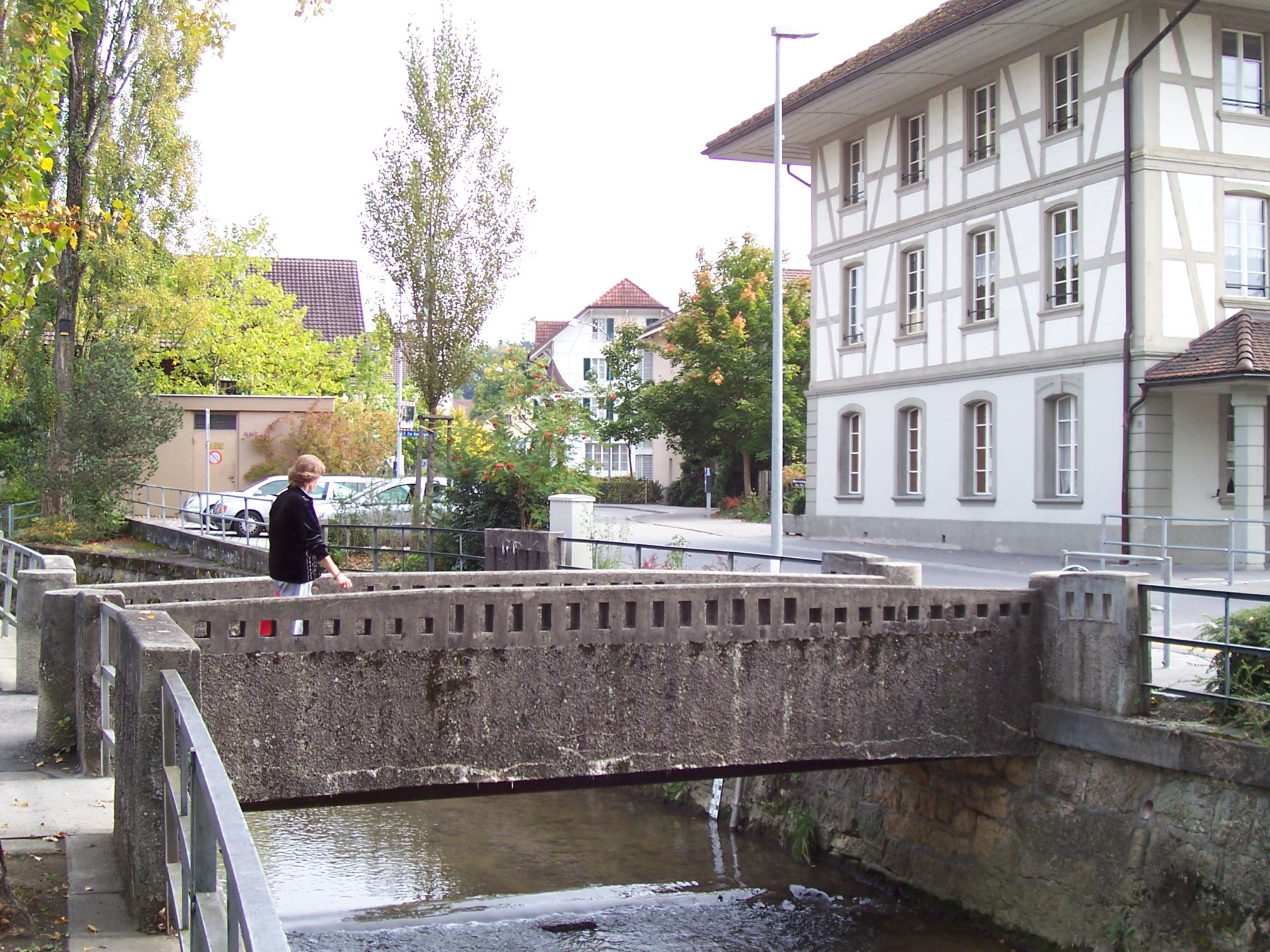 Lyss, Schulgasse; Herrengasse bei Nr. 10, Betonsteg über den Lyssbach