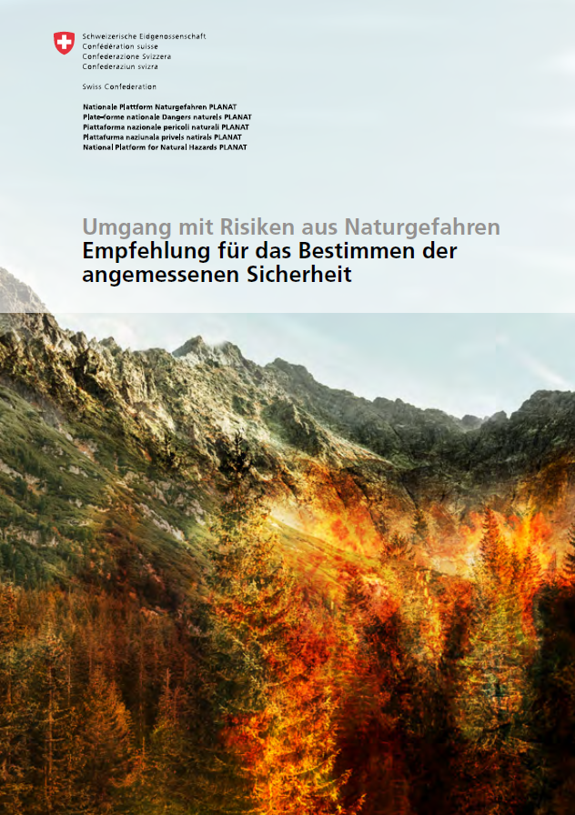 Titelseite der Publikation "Umgang mit Risiken aus Naturgefahren: Empfehlung für das Bestimmen der angemessenen Sicherheit". Zu sehen ist eine Berglandschaft mit einem Wald, welcher fiktiv brennt. 