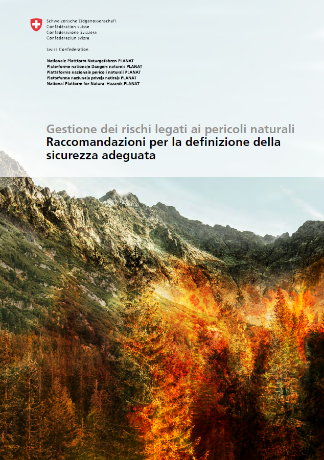 Copertina della pubblicazione “Gestione dei rischi derivanti dai pericoli naturali: raccomandazioni per determinare il livello di sicurezza adeguato”. L'immagine raffigura un paesaggio montano con una foresta in fiamme (scenario fittizio).