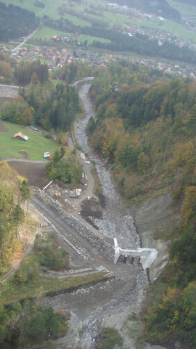 En été 2005, deux laves torrentielles sont arrivées à Brienz, l'une le long du Glyssibach et l'autre le long du Trachtbach. Elles ont causé de nombreux dégâts matériels et même fait des victimes. Image: Lave torrentielle au Glyssibach à Brienz. Schweizer Luftwaffe 2005.