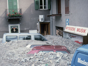 Von Geschiebeablagerungen der Saltina bedeckte Autos. Bild: Murgang in Brig (3), Jean-Pierre Jordan 1993