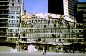 [Translate to Deutsch:] Am 19 September 1985 beebt in Mexiko City die Erde mit Magnitude 8. Bild: Erdbeben Mexico City (1), C. Arnold, Building Systems Development, Inc. 1985