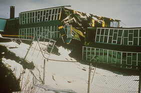 Zerstörte Schule durch abgesenkten Untergrund. Bild: Erdbeben Prince William Sound USA, NOAA/NGDC 1980