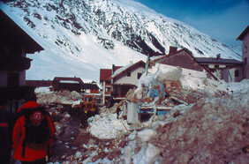 Maison détruite après le passage d'une avalanche. Image: Avalanche destructrice à Valzur, Stefan Margreth SLF 03.03.1999